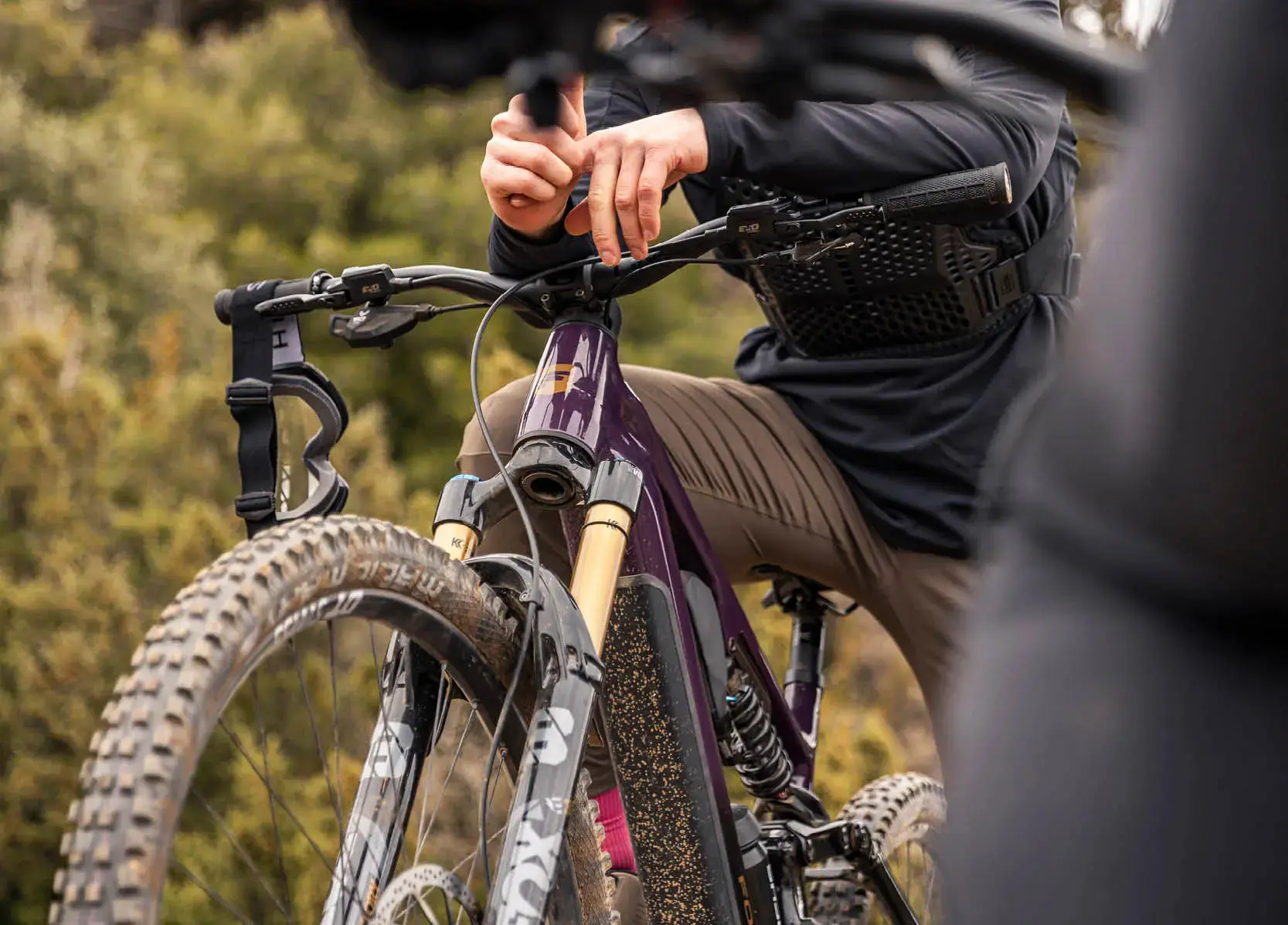 Focus F26 Sam2 6.9 Enduro EMTB - White-Steelgrey - Image 7
